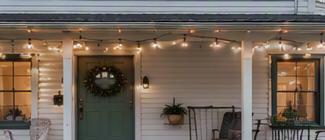 Porche acogedor de The Comfy Cottage con luces cálidas